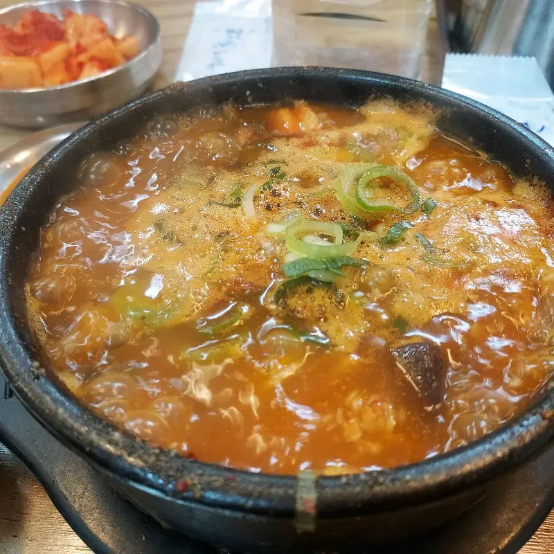 보글보글 끓는 선지해장국