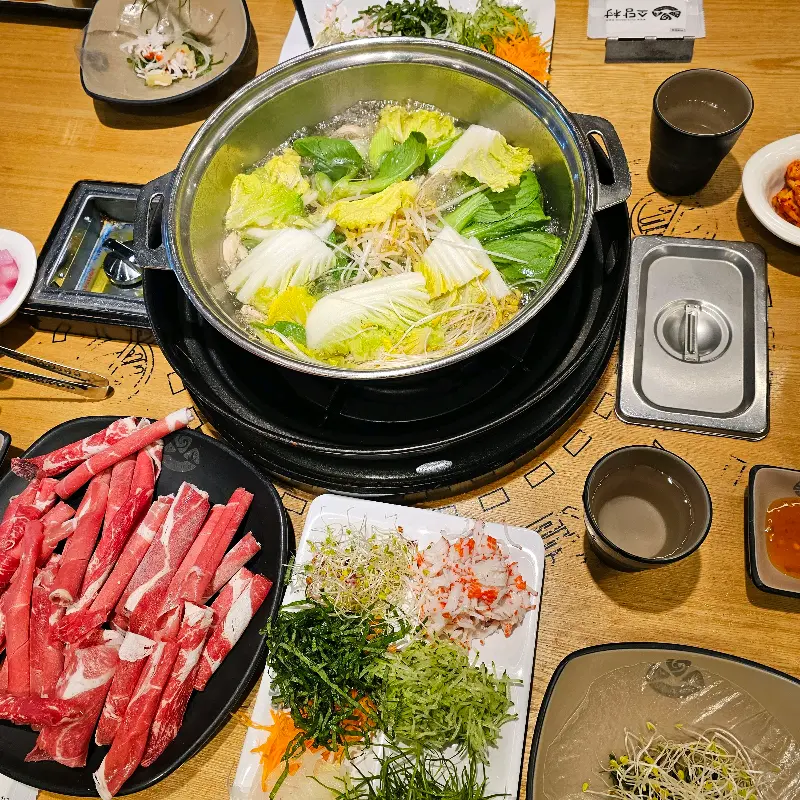 테이블 위에 차려진 샤브샤브 재료