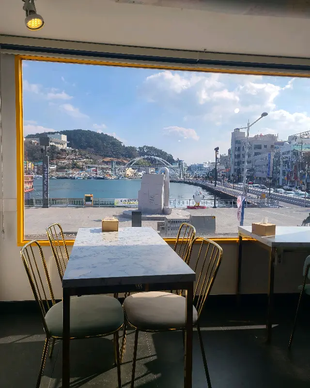 2층에서 바라본 강구안 풍경