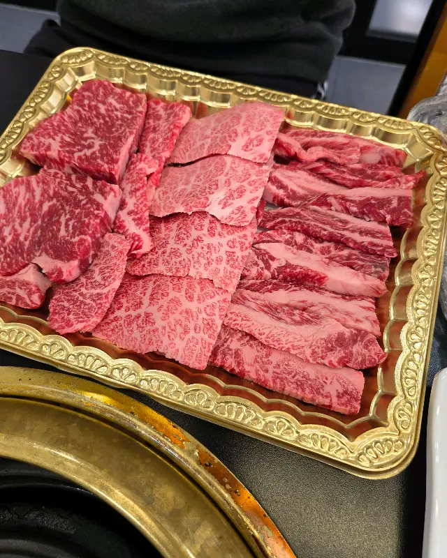 불판 위에서 익어가는 한우의 향연