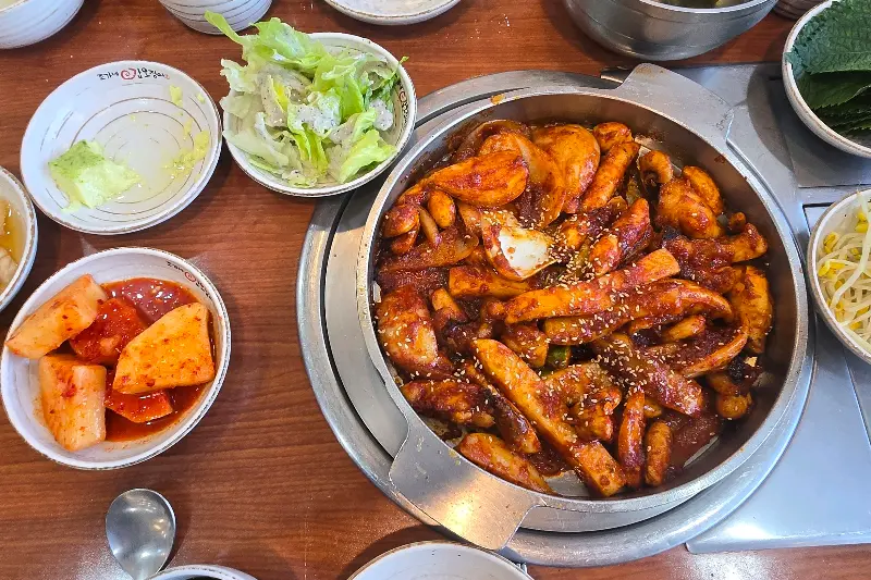 갑오징어 볶음과 다양한 쌈 채소