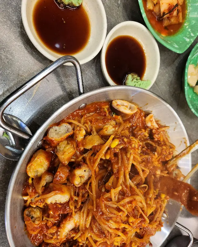 정갈하게 담긴 밑반찬과 뽈불고기를 찍어 먹을 소스