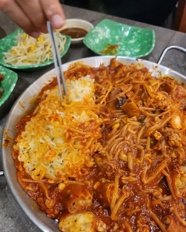 쟁반 위에 펼쳐진 뽈불고기와 감자면의 조화