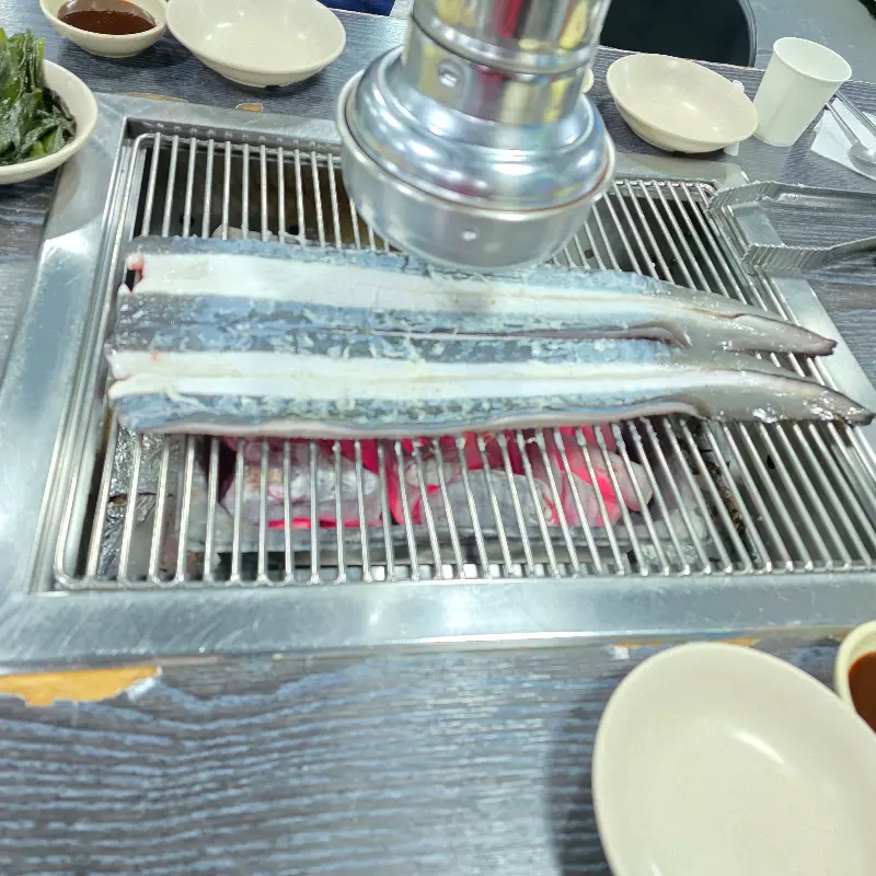 숯불 위에 올려진 장어