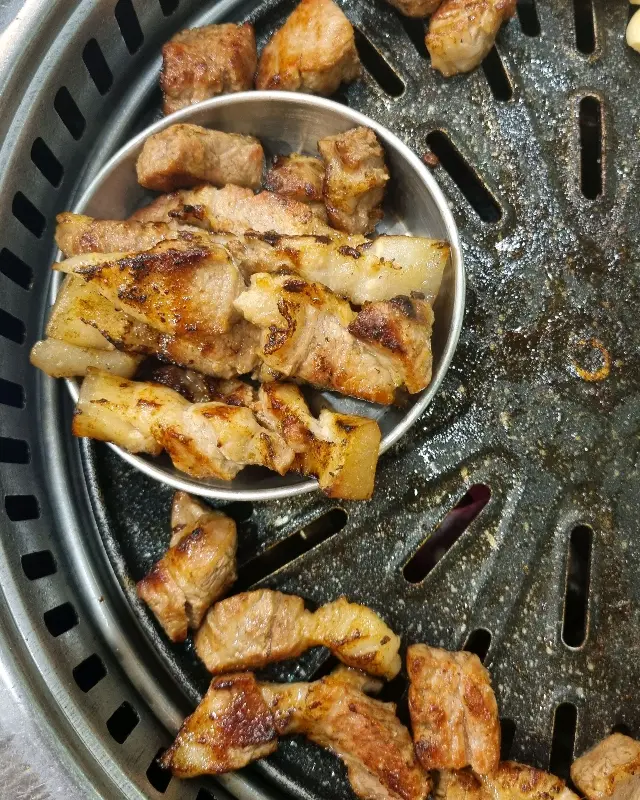 잘 구워진 흑돼지