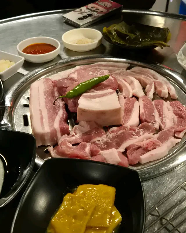 불판 위에 올려지기 전 흑돼지의 신선한 모습