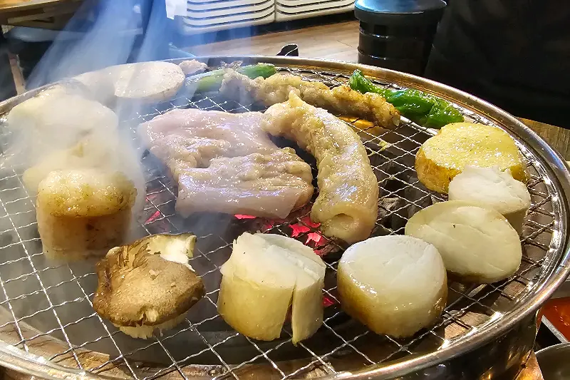 숯불 위에서 익어가는 곱창