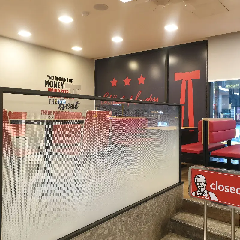 리모델링된 KFC 산본점 내부 모습. 테이블과 의자가 깔끔하게 정돈되어 있다.