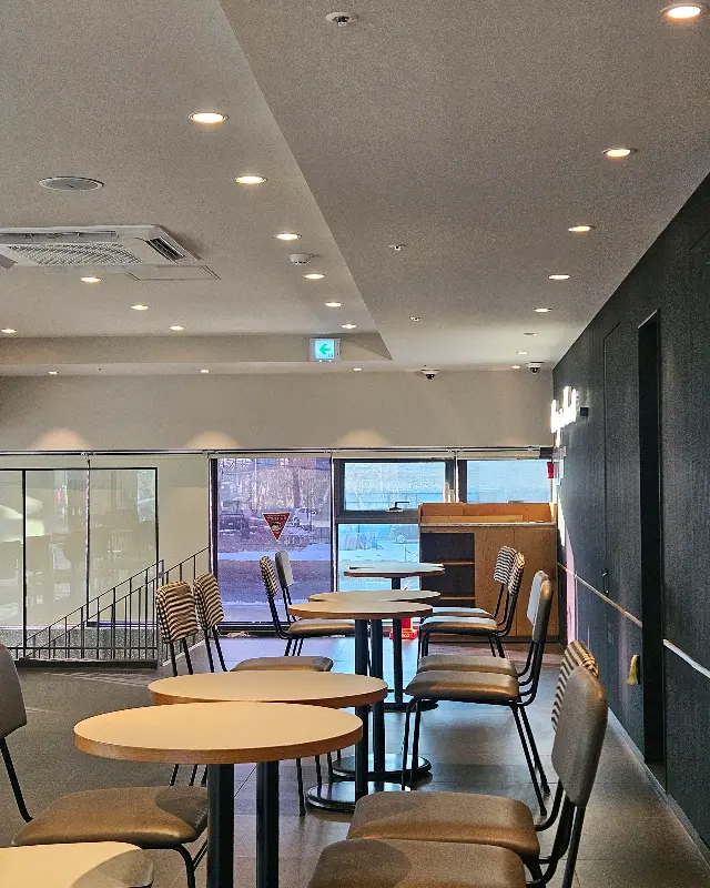 넓고 쾌적한 카페 내부