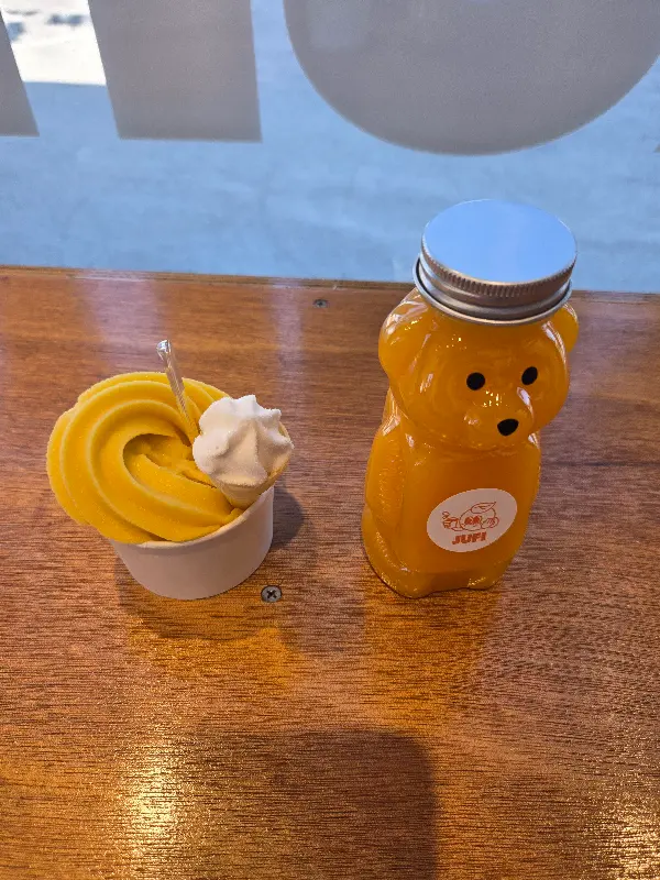 곰돌이 보틀에 담긴 쥬스와 요거트