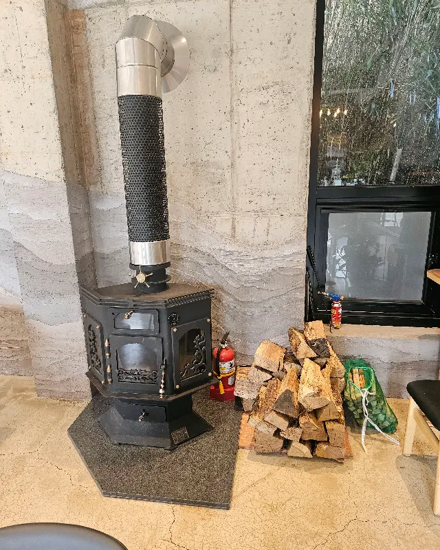 카페 내부의 따뜻한 분위기를 더하는 벽난로