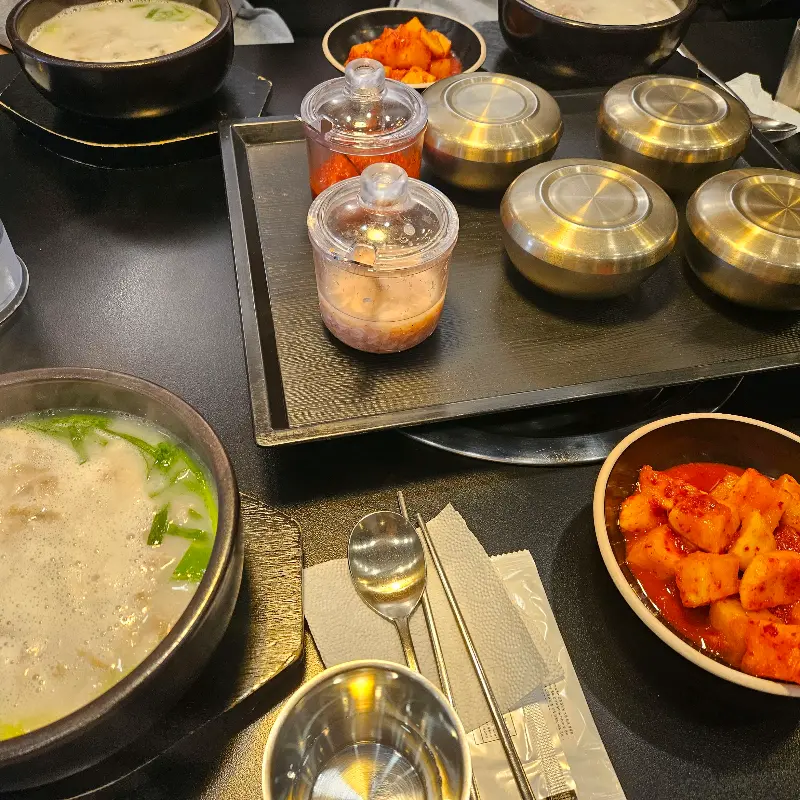 테이블 위에 놓여진 국밥과 반찬들