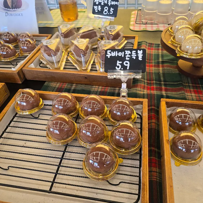 다양한 종류의 디저트가 진열된 모습