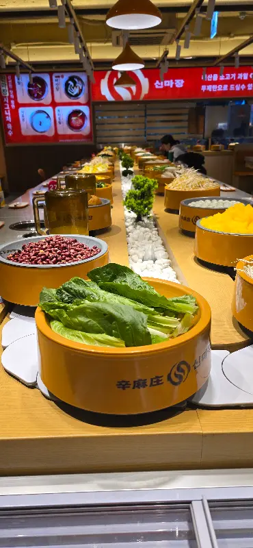 회전 레일 위를 가득 채운 훠궈 재료들