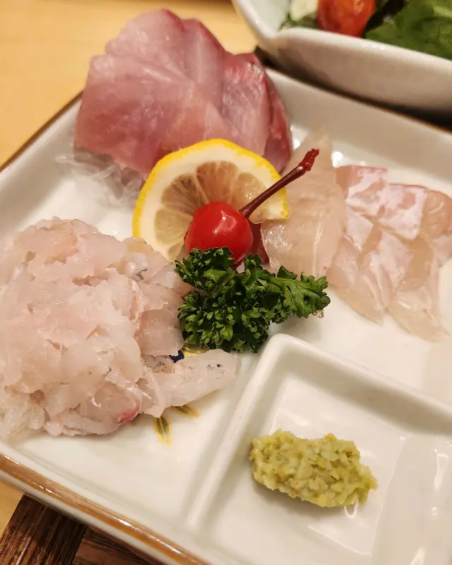 싱싱한 모듬 회 한 접시