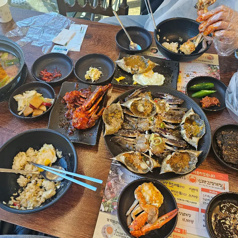 테이블 가득 차려진 게장 한 상 차림