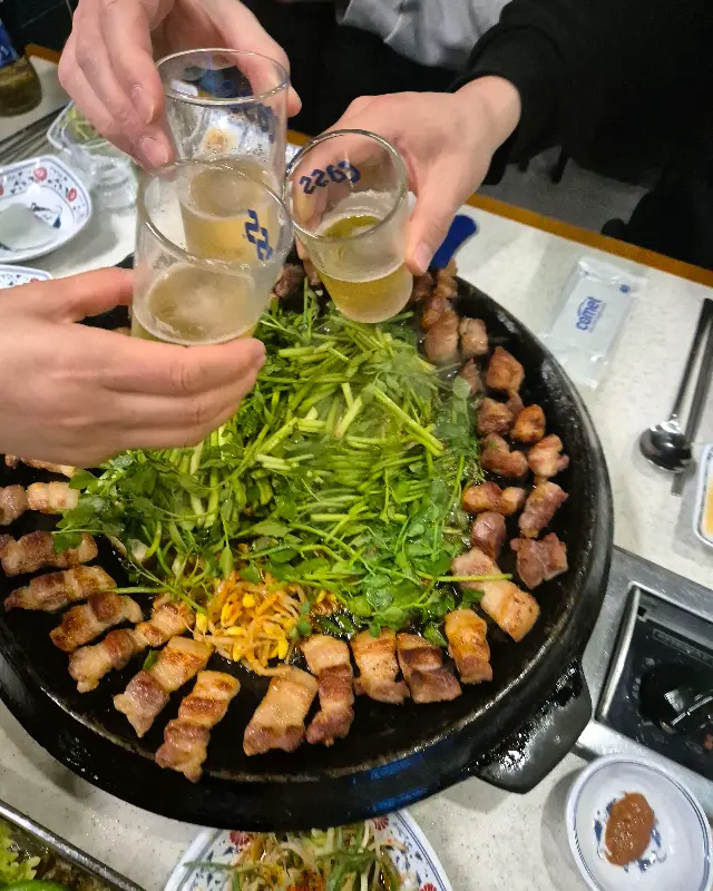 술잔을 부딪히는 모습