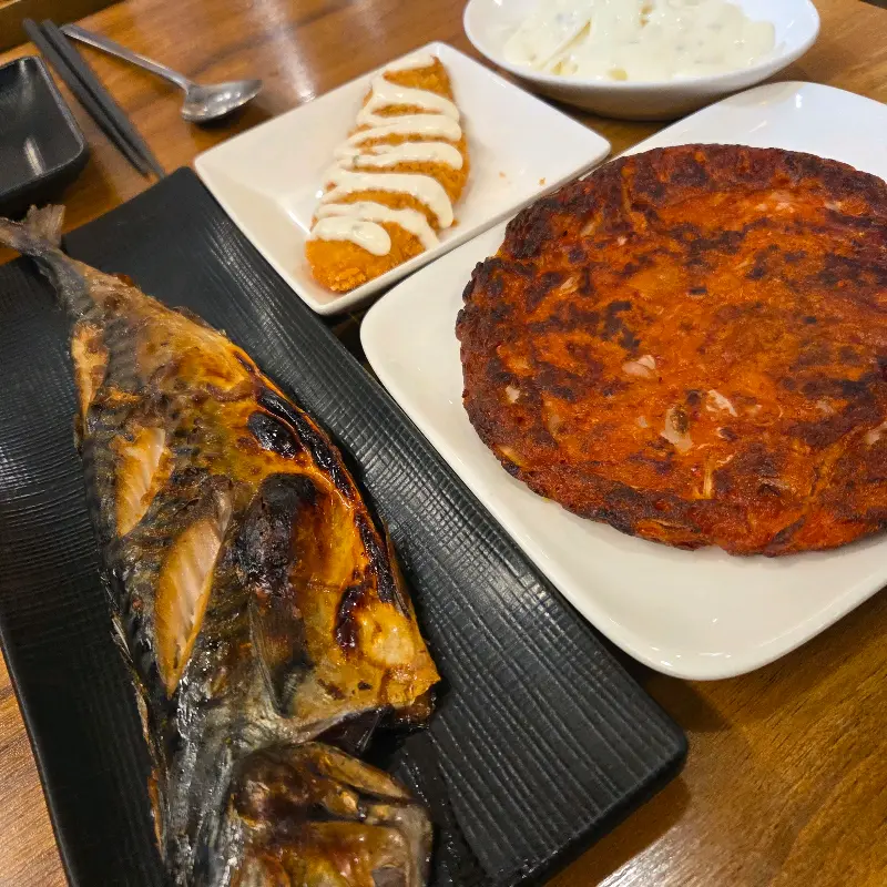 스끼다시로 제공된 김치전과 생선까스