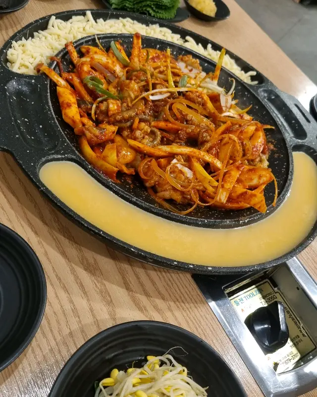 불향을 입은 낙지 볶음과 곁들여 먹기 좋은 깻잎