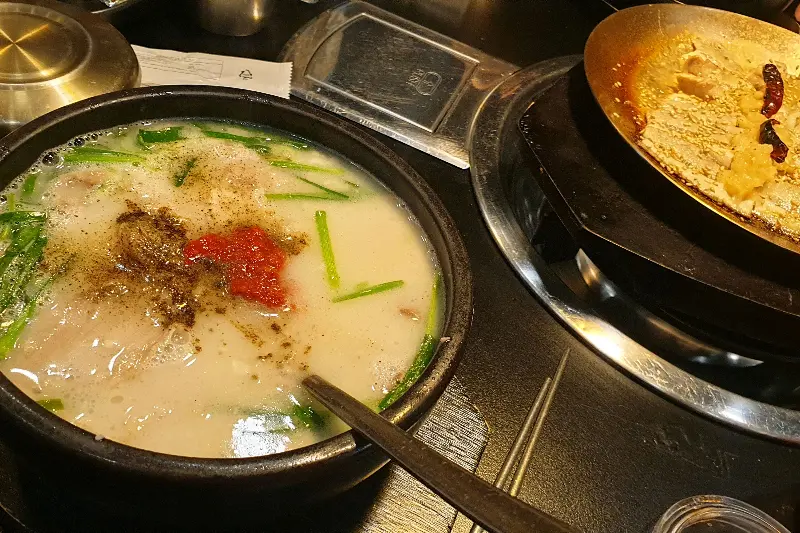 얼큰 순대국밥에 다대기를 넣은 모습