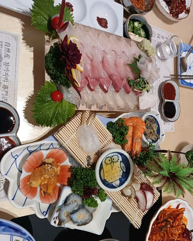 아름다운 플레이팅의 모듬회