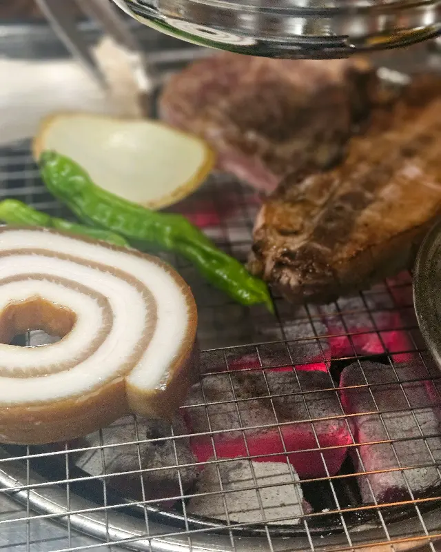 불판 위에서 노릇하게 구워지고 있는 껍데기의 모습