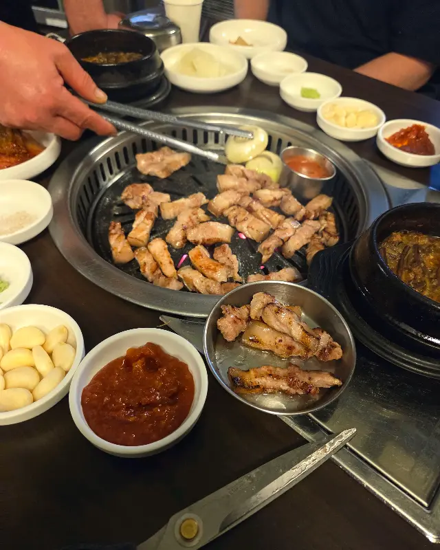 흑돼지를 자르는 모습