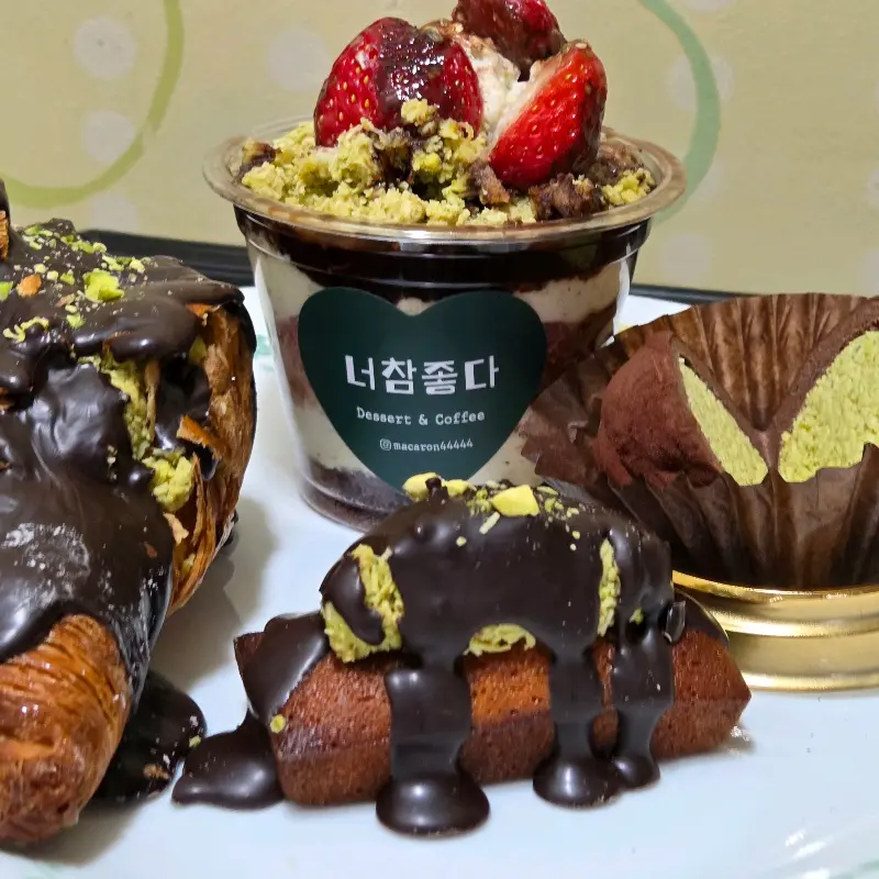 두바이 딸기 컵케이크