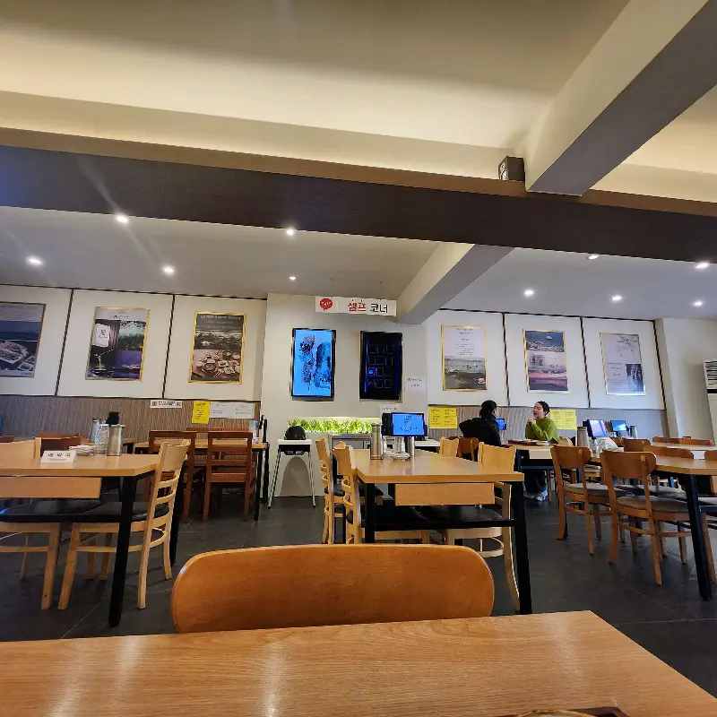 넓고 쾌적한 매장 내부