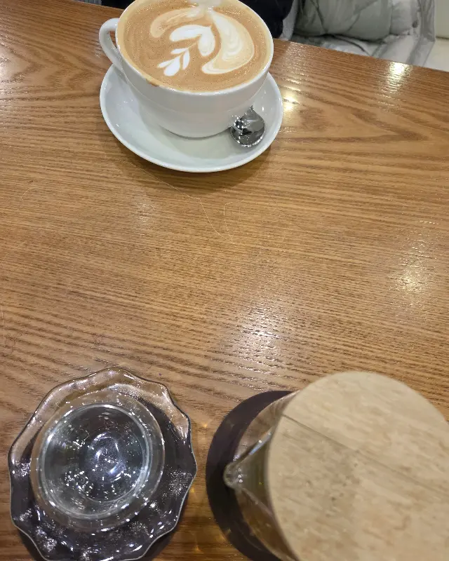 섬세한 라떼 아트가 돋보이는 카페 라떼