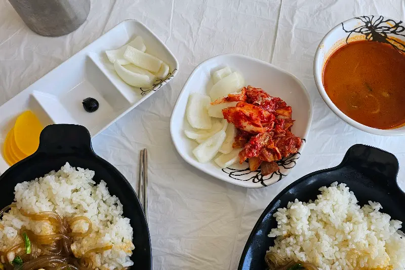 정갈하게 차려진 테이블 세팅