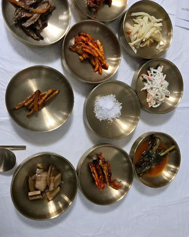 정갈하게 담겨 나온 밑반찬