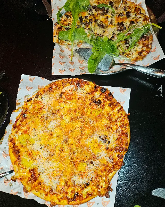 루꼴라가 듬뿍 올라간 피자의 모습