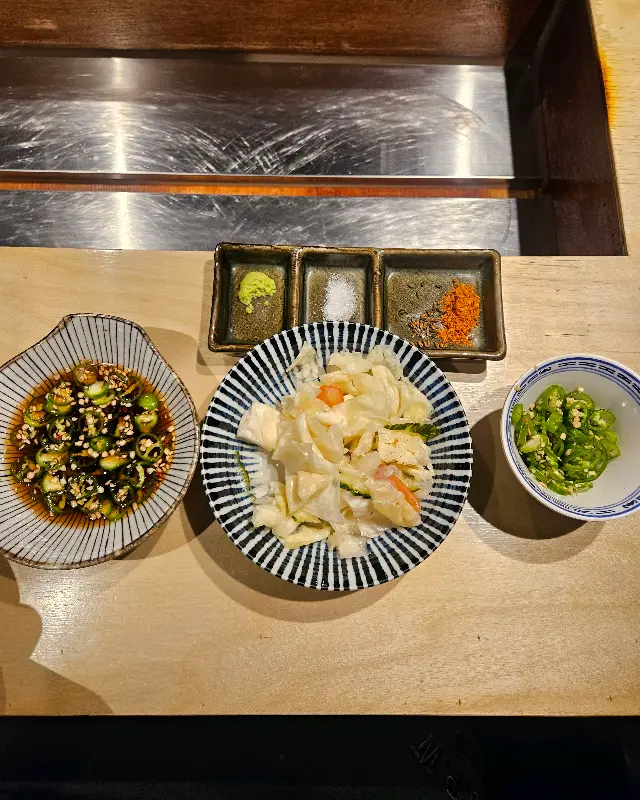 정갈하게 담겨 나온 밑반찬들