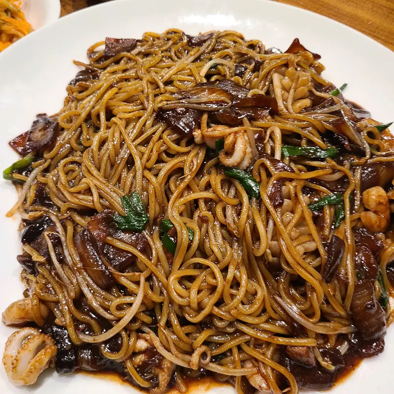 윤기 좔좔 짜장면