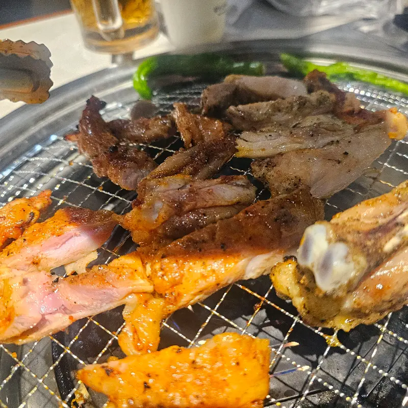 숯불 위에서 맛있게 익어가는 닭갈비