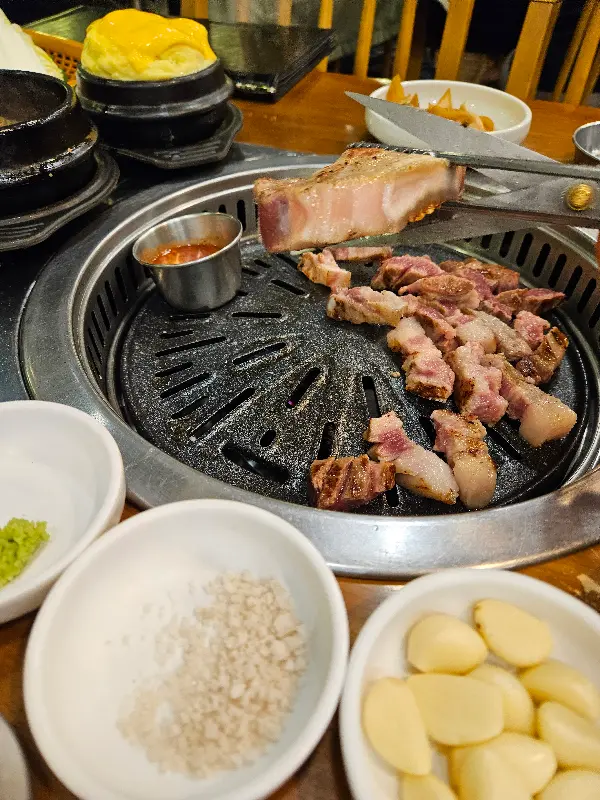 흑돼지와 함께 차려진 푸짐한 한 상