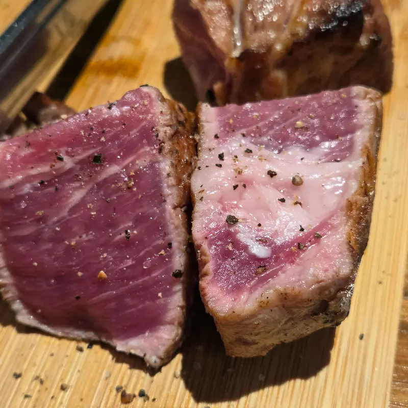 두툼하게 썰린 초벌 목살 단면