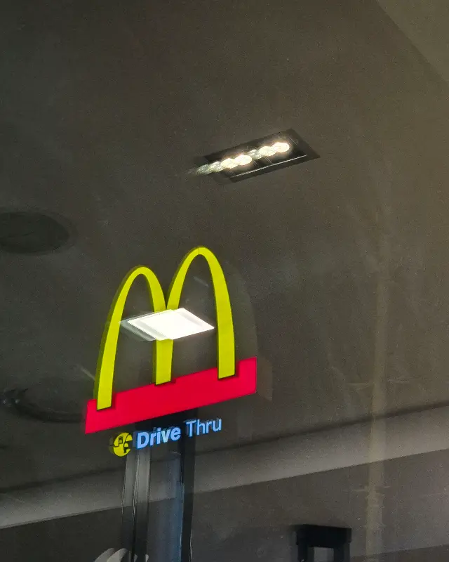 맥도날드 드라이브 스루 간판