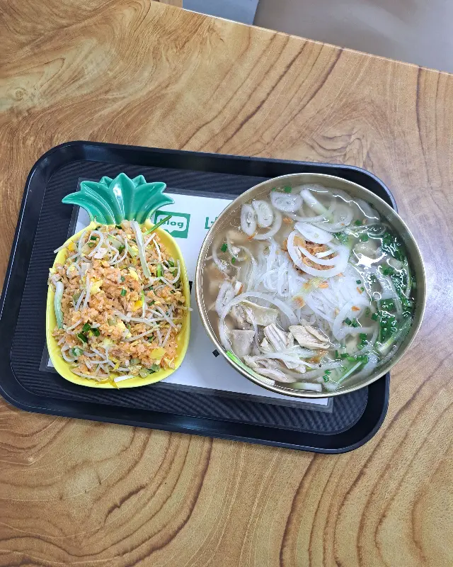 쌀국수와 파인애플 볶음밥