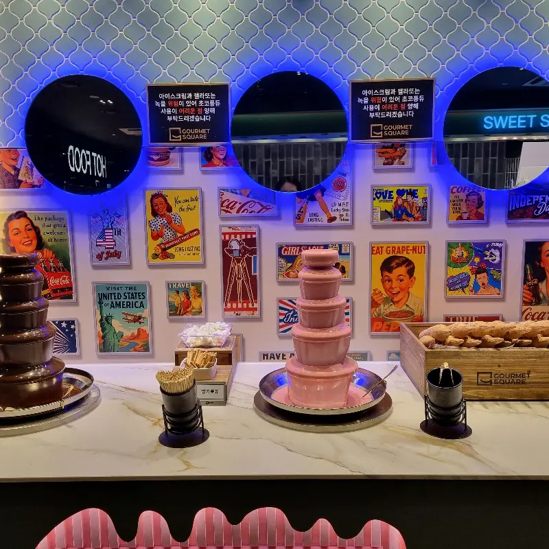 초콜릿 퐁듀 기계와 디저트 코너