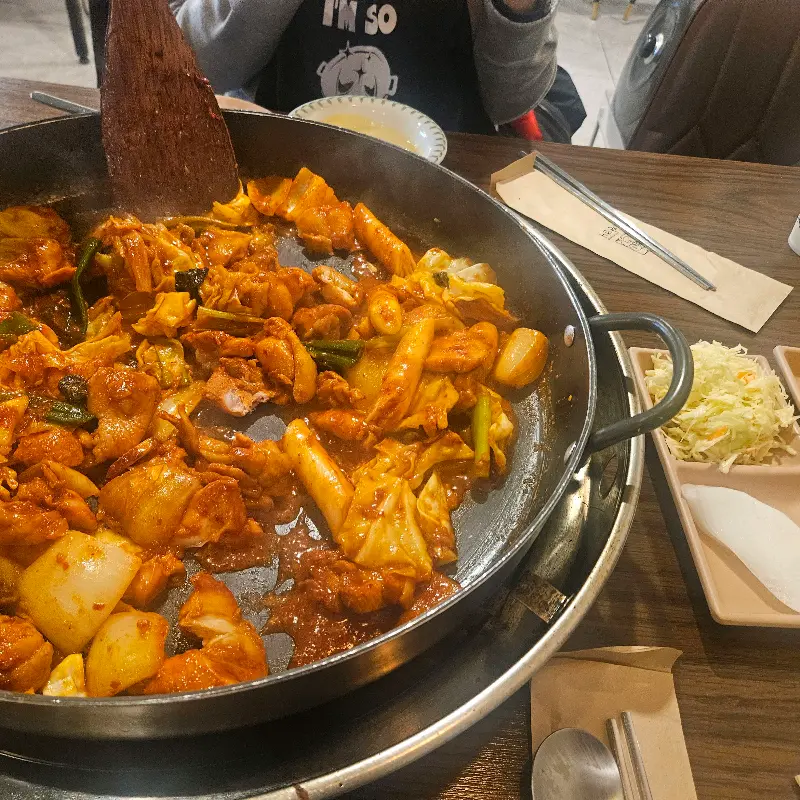 맛있게 익어가는 닭갈비