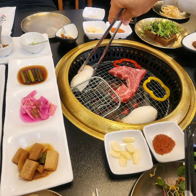 숯불 위에서 구워지는 한우의 자태