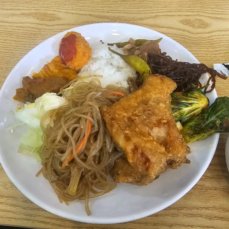 푸짐하게 담아온 뷔페 한 상