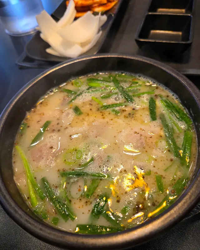 국밥에 부추가 가득 담겨져 있는 모습