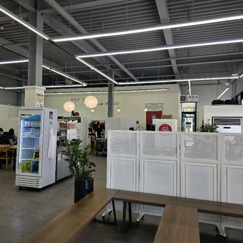 넓고 쾌적한 매장 내부