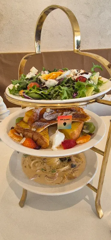 3단 트레이에 담겨 나온 브런치 메뉴