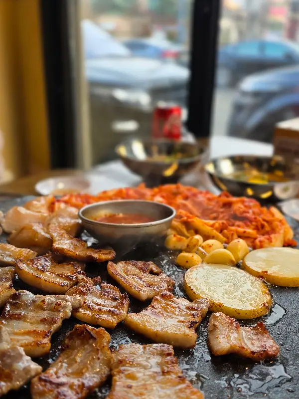 돌판 위에 구워진 고기의 근접 사진