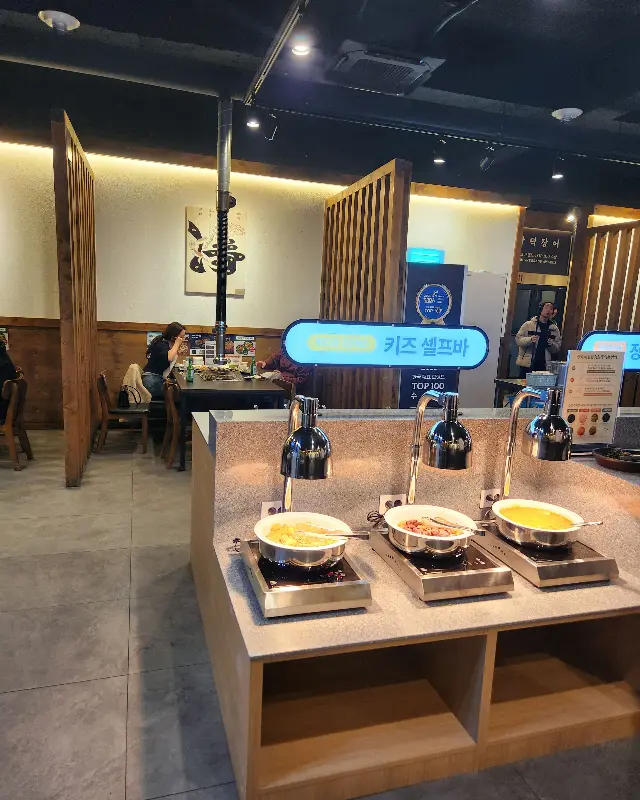 깔끔하게 정돈된 셀프바의 모습