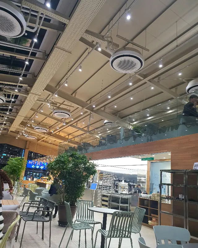 높은 천장과 넓은 공간이 인상적인 카페 내부